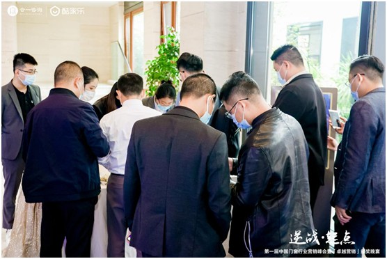 奧迪斯門窗董事長(zhǎng)陳志鵬榮獲“中國門窗營(yíng)銷風(fēng)云人物獎(jiǎng)”
